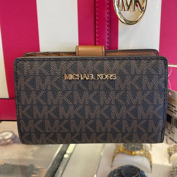 MICHAEL KORS
Jet Set Travel Medium Bifold Zip Signature Logo Wallet
Brown
NWT - Picture 14 of 16
